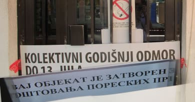 CRVENA TRAKA ZA RAD „NA CRNO” SAKRIVENA OBAVEŠTENjEM O „KOLEKTIVNOM ODMORU” CRVENA TRAKA ZA RAD „NA CRNO” SAKRIVENA OBAVEŠTENjEM O „KOLEKTIVNOM ODMORU”