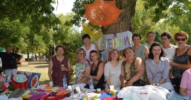 BOEMSKI ETNO-BAZAR UDRUŽENjA „DRAGA GAVRILOVIĆ” U SRPSKOJ CRNjI BOEMSKI ETNO-BAZAR UDRUŽENjA „DRAGA GAVRILOVIĆ” U SRPSKOJ CRNjI