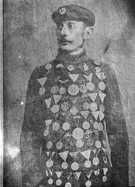 Najve?e ime zrenjaninskog biciklizma svih vremena Peter Mer ¦dorf, trgovac koji je krajem 19. i po?etkom 20. veka osvojio nebrojano medalja na takmi?enjima u zemlji i inostranstvu