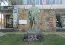 SPOMENIK ŽARKU ZRENJANINU IZLEPLJEN PLAKATIMA: Na posterima logo „Srbske akcije“ SPOMENIK ŽARKU ZRENJANINU IZLEPLJEN PLAKATIMA: Na posterima logo „Srbske akcije“