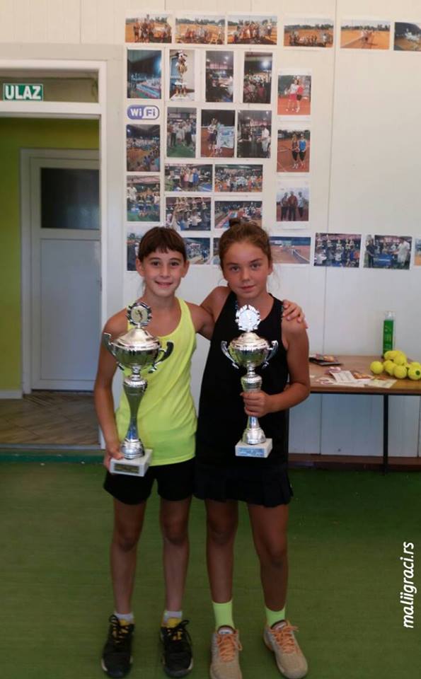 Andjela Djorjdevic desno