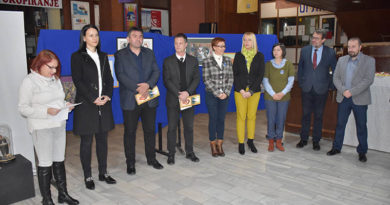Na izložbi „SLIKOM ZAJEDNO” izloženi su radovi šest umetnika, koji deluju na sceni savremene vizuelne umetnosti Na izložbi „SLIKOM ZAJEDNO” izloženi su radovi šest umetnika, koji deluju na sceni savremene vizuelne umetnosti