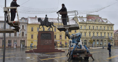 U TOKU JE NOVOGODIŠNJE UKRAŠAVANJE CENTRA GRADA U TOKU JE NOVOGODIŠNJE UKRAŠAVANJE CENTRA GRADA
