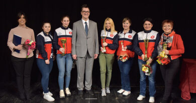 URUČENA PRIZNANJA SPORTISTIMA, EKIPAMA I TRENERIMA KOJE SU IZABRALI ČITAOCI LISTA „ZRENjANIN” URUČENA PRIZNANJA SPORTISTIMA, EKIPAMA I TRENERIMA KOJE SU IZABRALI ČITAOCI LISTA „ZRENjANIN”