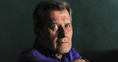 JOVICA AĆIN KNJIŽEVNU AVANTURU ZAPOČEO JE U ZRENJANINU, KOJA JE KRUNISANA NJEGOŠEVOM NAGRADOM JOVICA AĆIN KNJIŽEVNU AVANTURU ZAPOČEO JE U ZRENJANINU, KOJA JE KRUNISANA NJEGOŠEVOM NAGRADOM
